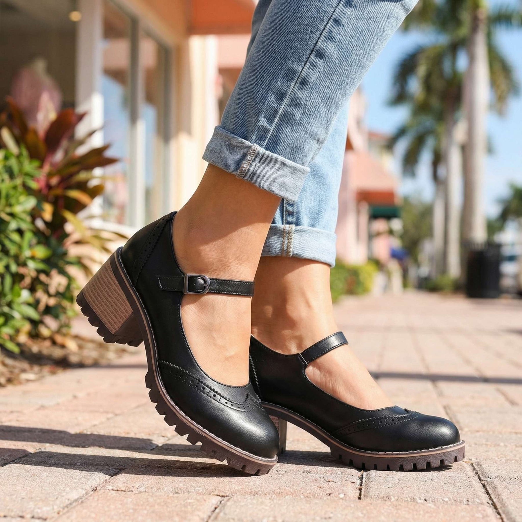 Lindsey | Vintage Pumps with Strap